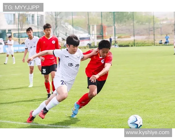 他热爱足球运动的激情与坚持展现了青春活力与团队精神 他热爱足球运动的激情与坚持展现了青春活力与团队精神